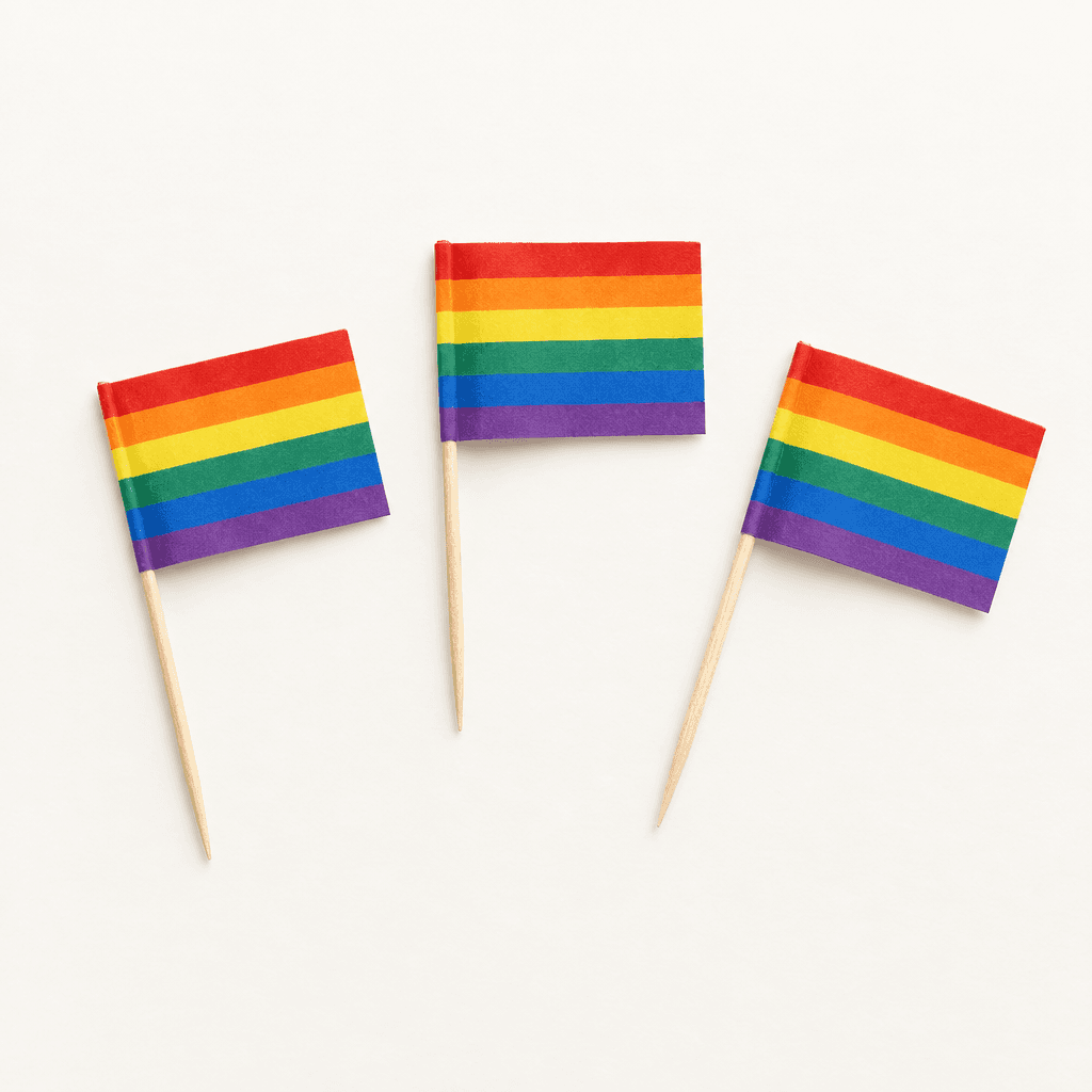 Lot de trois mini-drapeaux arc-en-ciel sur fond clair.