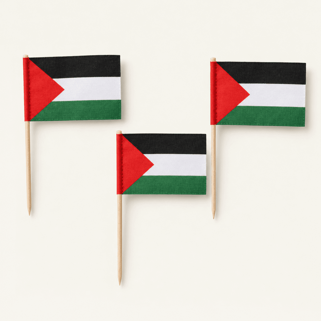 Lot de trois mini-drapeaux Palestine sur fond clair.