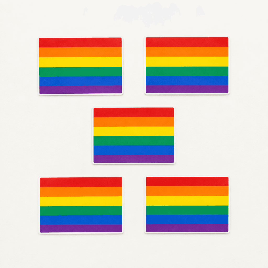 Lot de cinq stickers au motif arc-en-ciel sur fond clair.